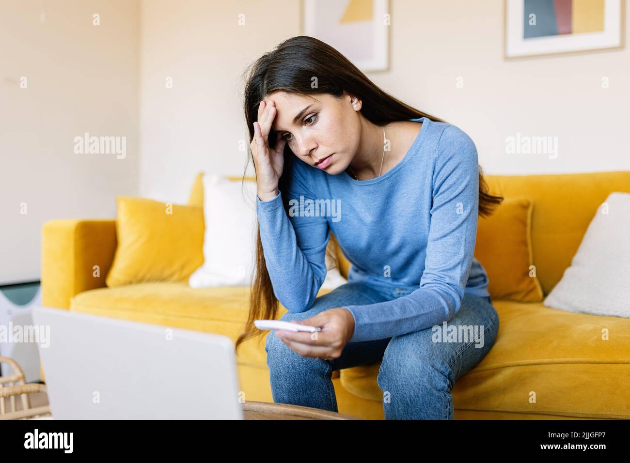 Kranke Frau, die zu Hause eine medizinische Online-Konsultation mit dem Arzt hat Stockfoto