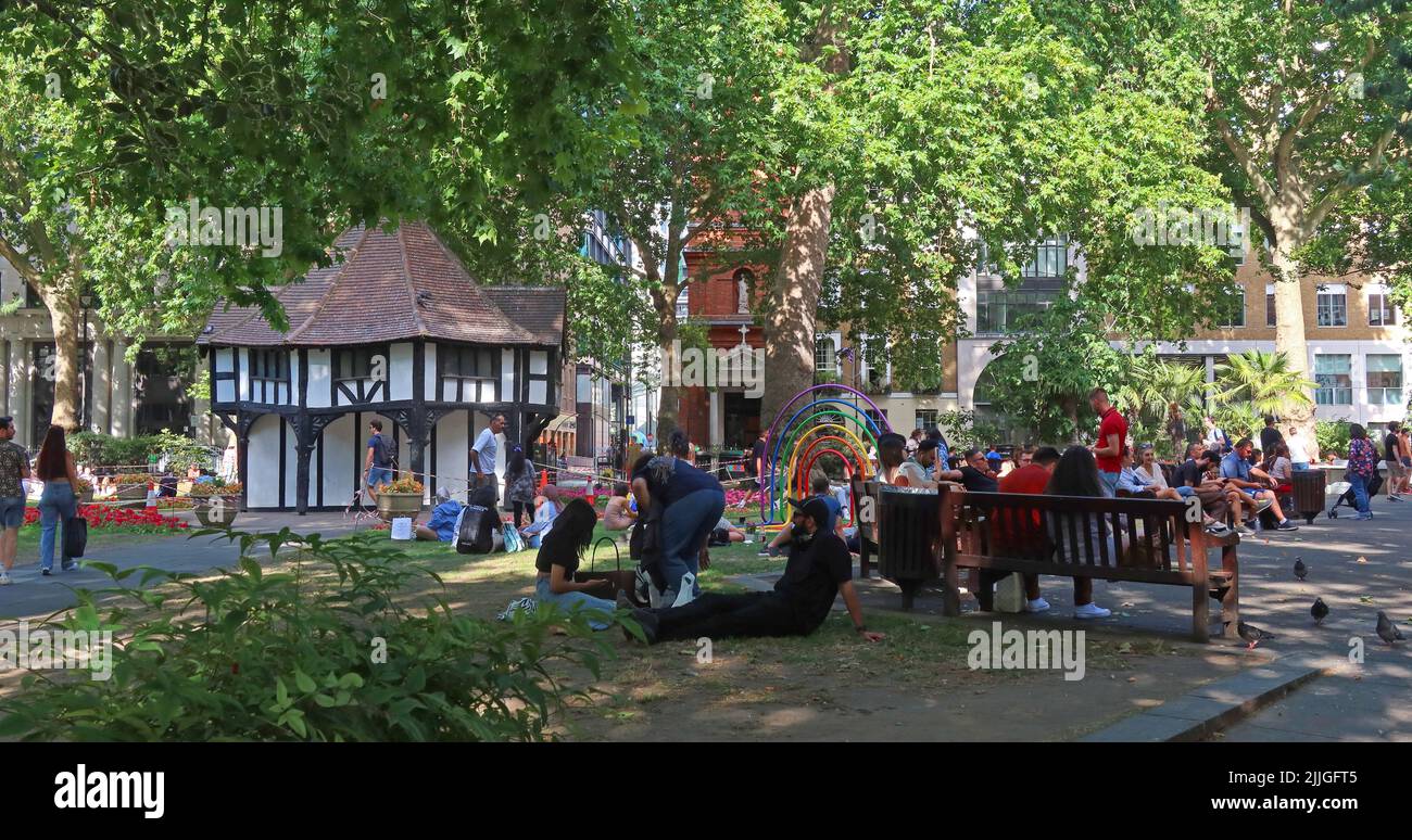 Sommermassen im Soho Square Park, Soho - Unterhaltungsviertel, London, England, Großbritannien, W1D 3QN Stockfoto