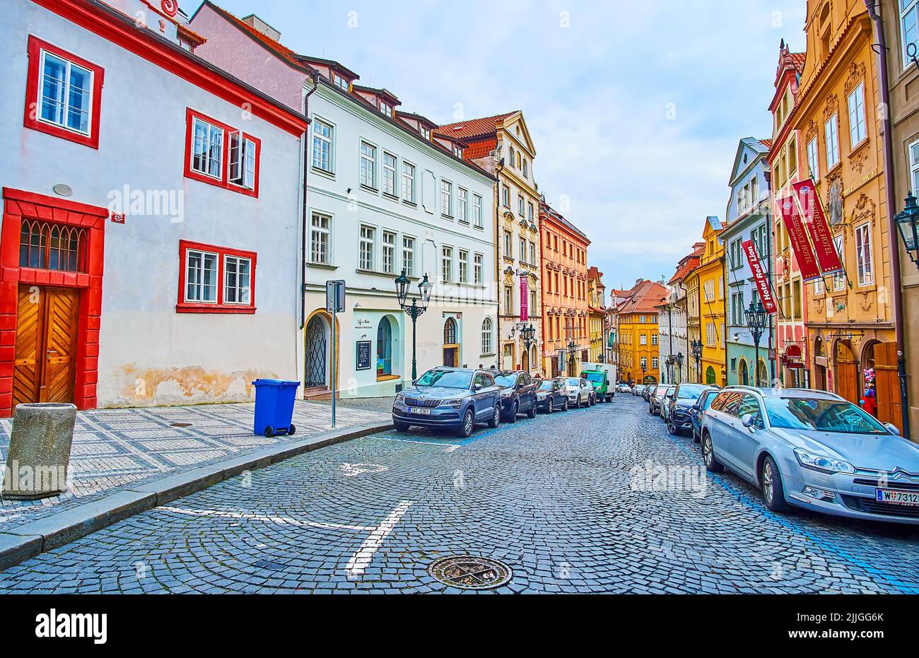 PRAG, Republik CAZECH - 6. MÄRZ 2022: Die Linien der farbigen historischen Häuser entlang der gepflasterten Nerudova-Straße, am 6. März in Prag Stockfoto