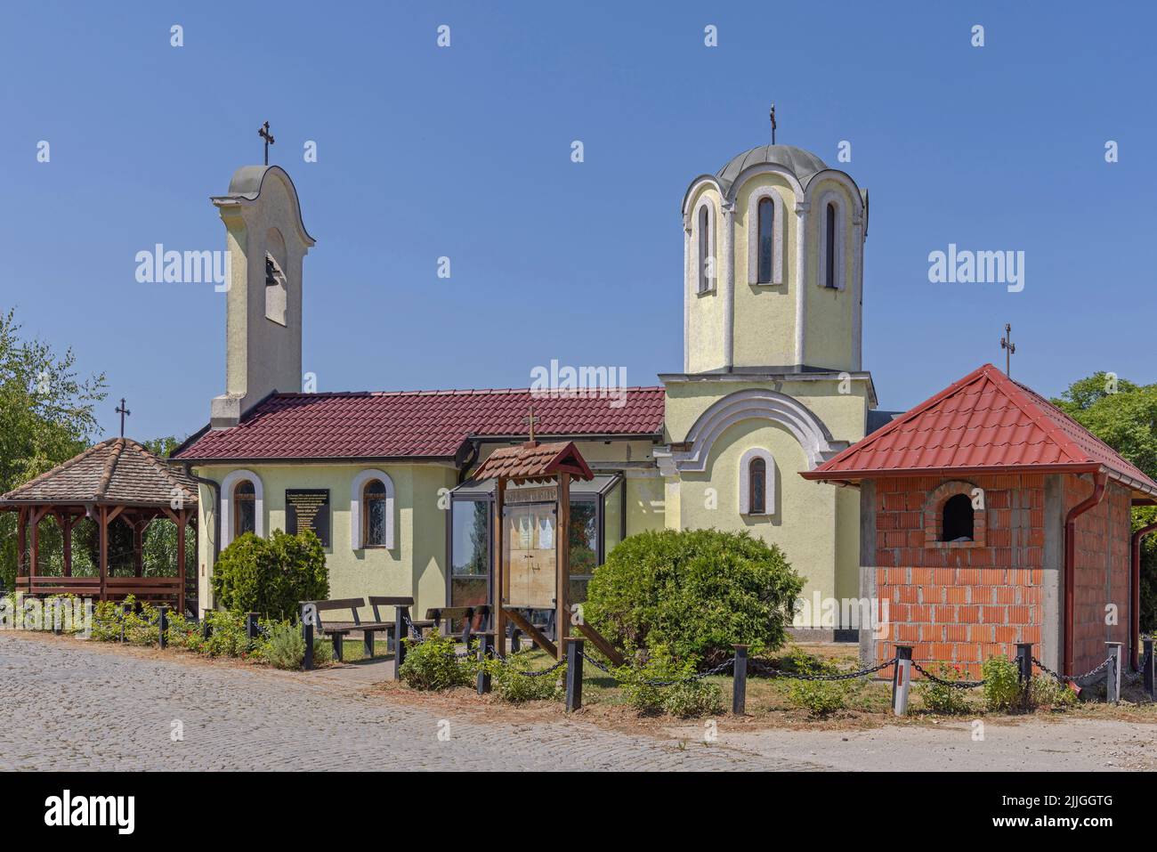 Sabac, Serbien - 22. Juli 2022: Serbisch-orthodoxe Kirche der Heiligen Parasceva am Fluss Sava. Stockfoto