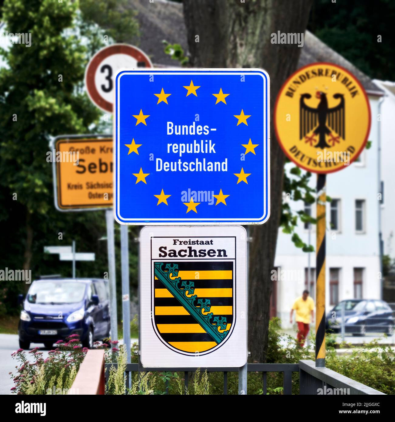Sebnitz, 6. Juli 2022: Schilder und Wappen des Freistaates Sachsen und des Landes Deutschland an der Grenze zur Tschechischen Republik Stockfoto