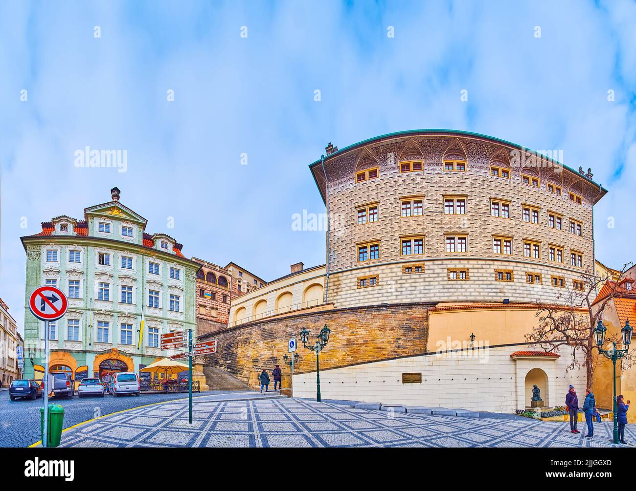 Panorama mit alten Stadtmauern der Prager Burg, grünes Haus am Goldenen Stern und traditionell dekoriertes Schwarzenberg-Schloss, Hradcany, Prag, Tschechische Republik Stockfoto
