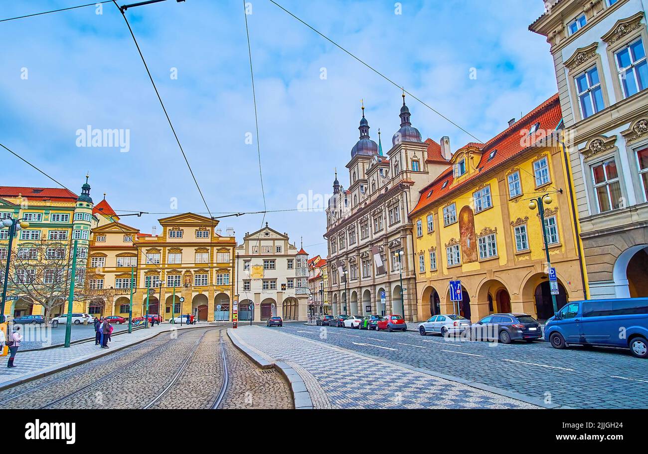 Die eleganten mittelalterlichen Herrenhäuser und Stadthäuser auf der Malostranske (Kleinseite) im Stadtteil Mala Strana, Prag, Tschechische Republik Stockfoto