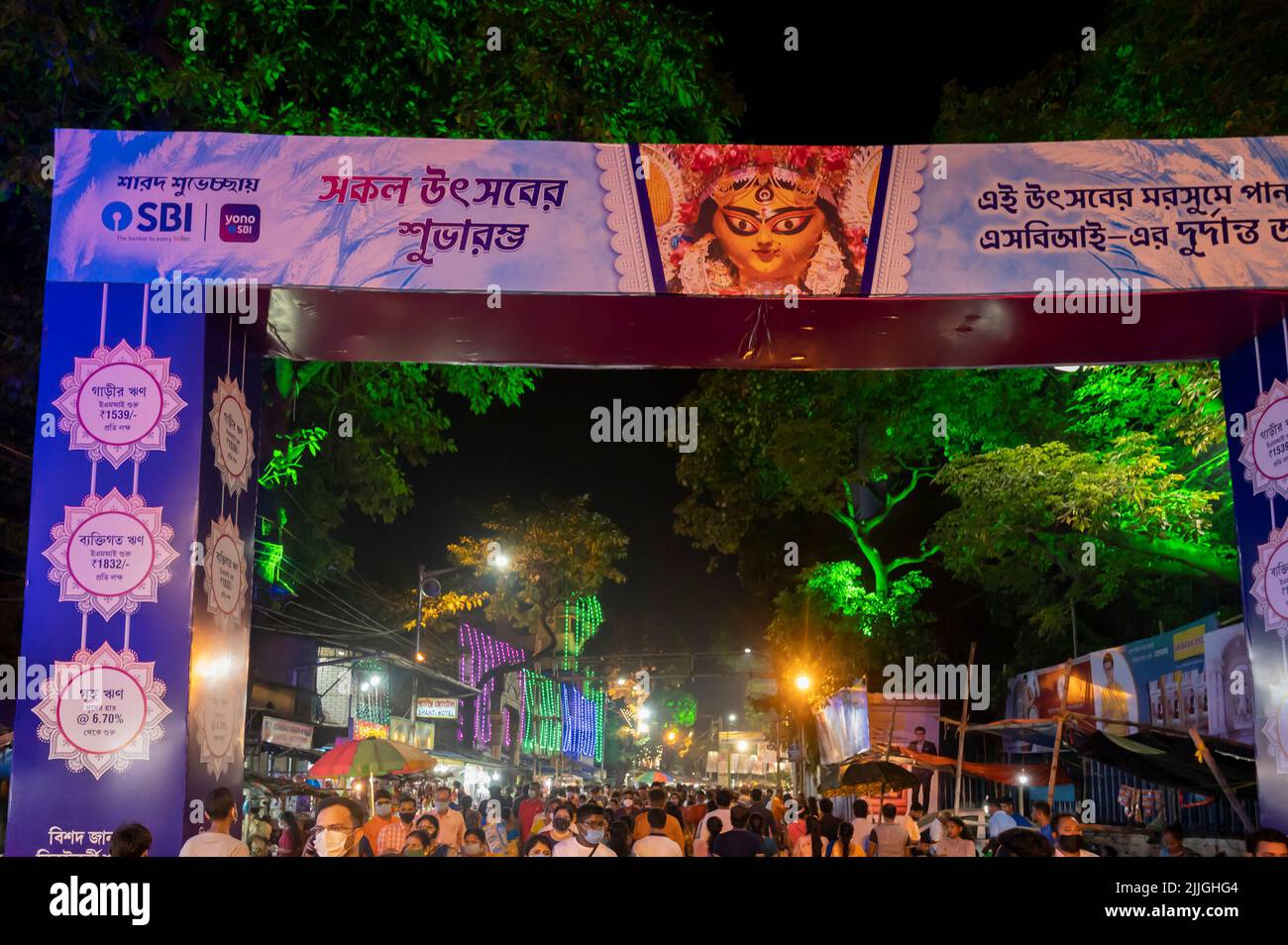 Kalkutta, Westbengalen, Indien - 12.. Oktober 2021 : großes Willkommenstor für Bagbazar Durga Puja, das immaterielle Kulturerbe der Menschheit der UNESCO. Stockfoto
