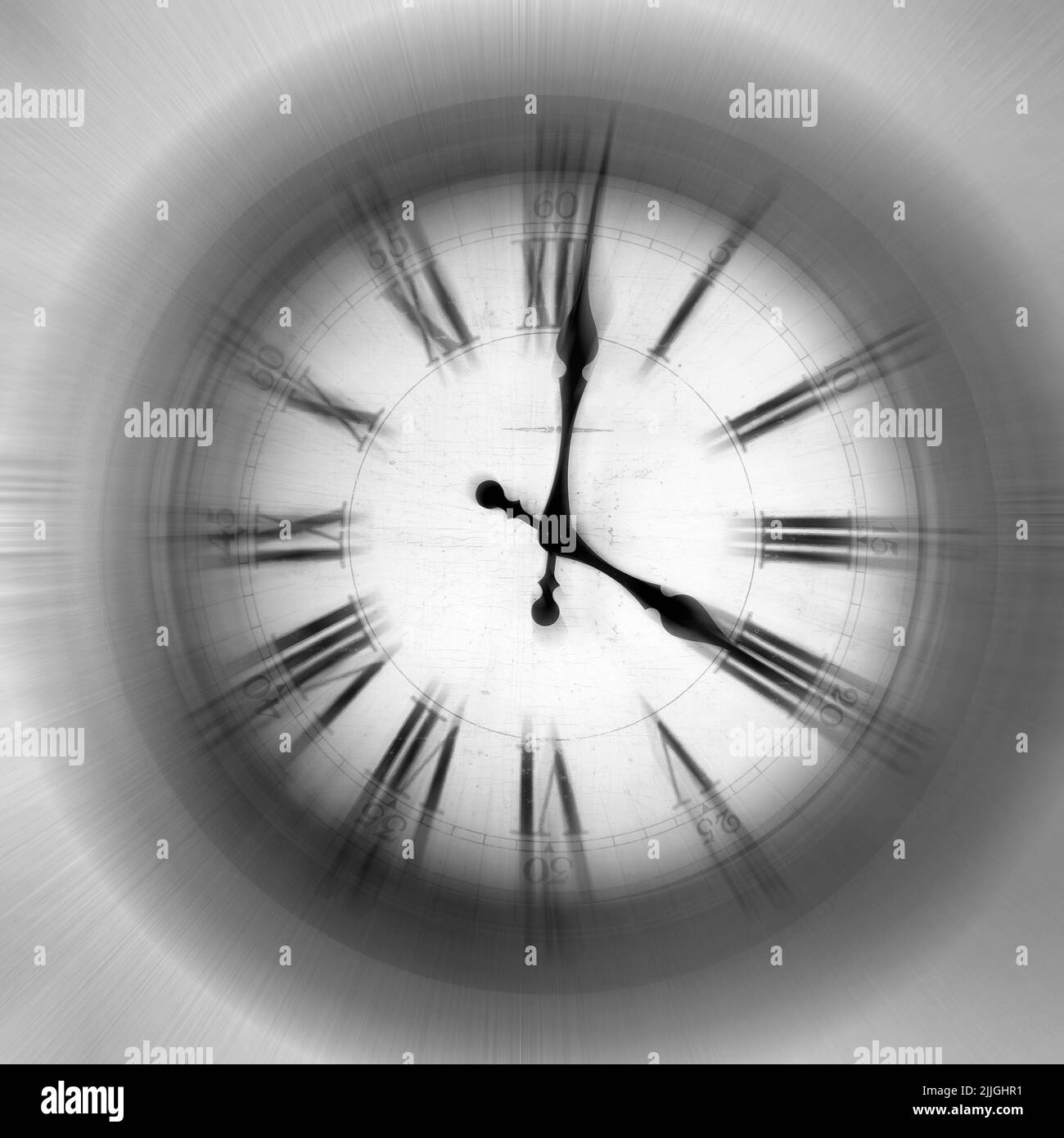 Zoomunschärfe auf der alten Uhr, die Geschwindigkeit und den schnellen Zeitvergang darstellt Stockfoto