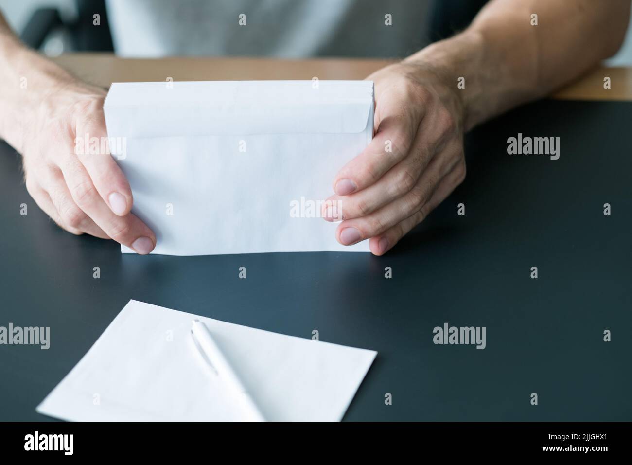 Einladungsschreiben Mann stapeln weiße Umschläge Stockfoto