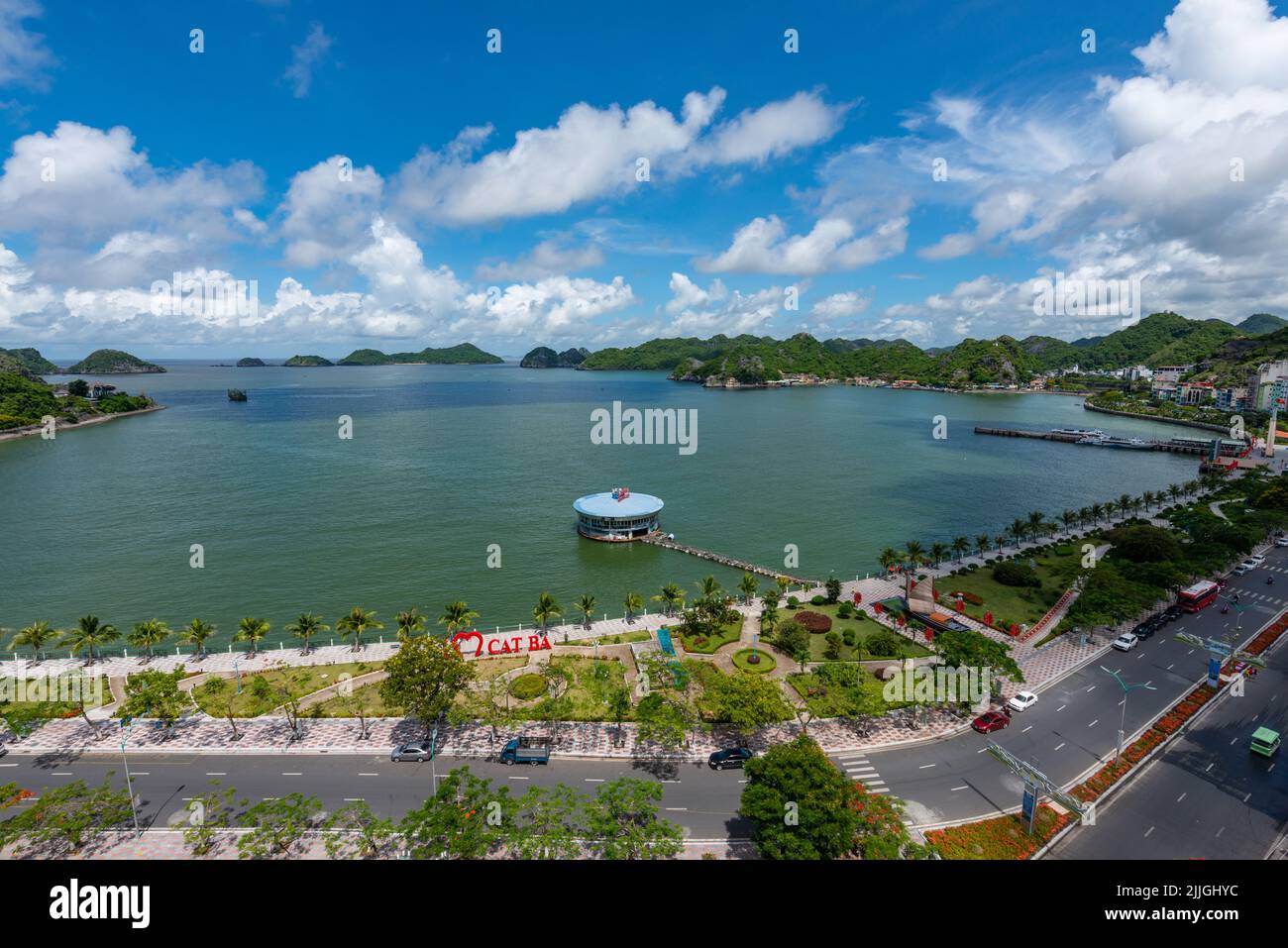 CAT Ba Island, Hai Phong, Vietnam. Panorama vom Aussichtspunkt bei Sonnenuntergang Stockfoto
