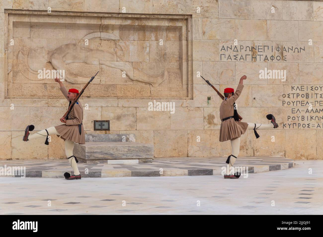 ATHEN, GRIECHENLAND - 06 2022. MAI: Zeremonielle Aufseher des Präsidenten - Evzones am Grab des unbekannten Soldaten vor dem griechischen Parlament, Athen, Gr Stockfoto