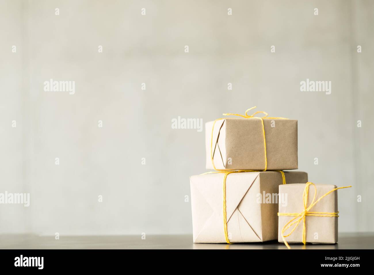 Warenlieferdienst beige Geschenkkartons Stapel Stockfoto