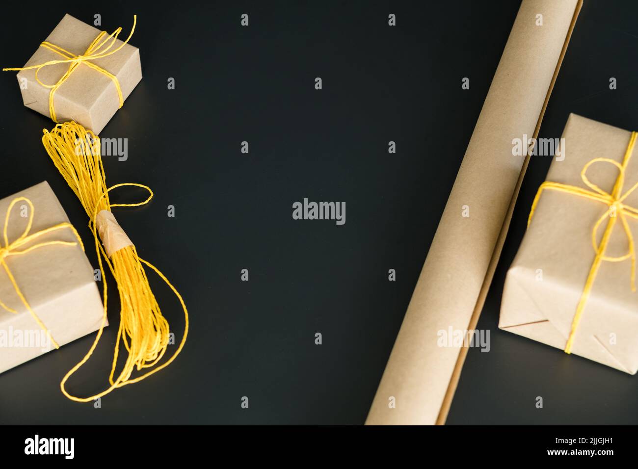 Bastelwerkstatt Geschenkschachteln aus Papier mit Kordel Stockfoto