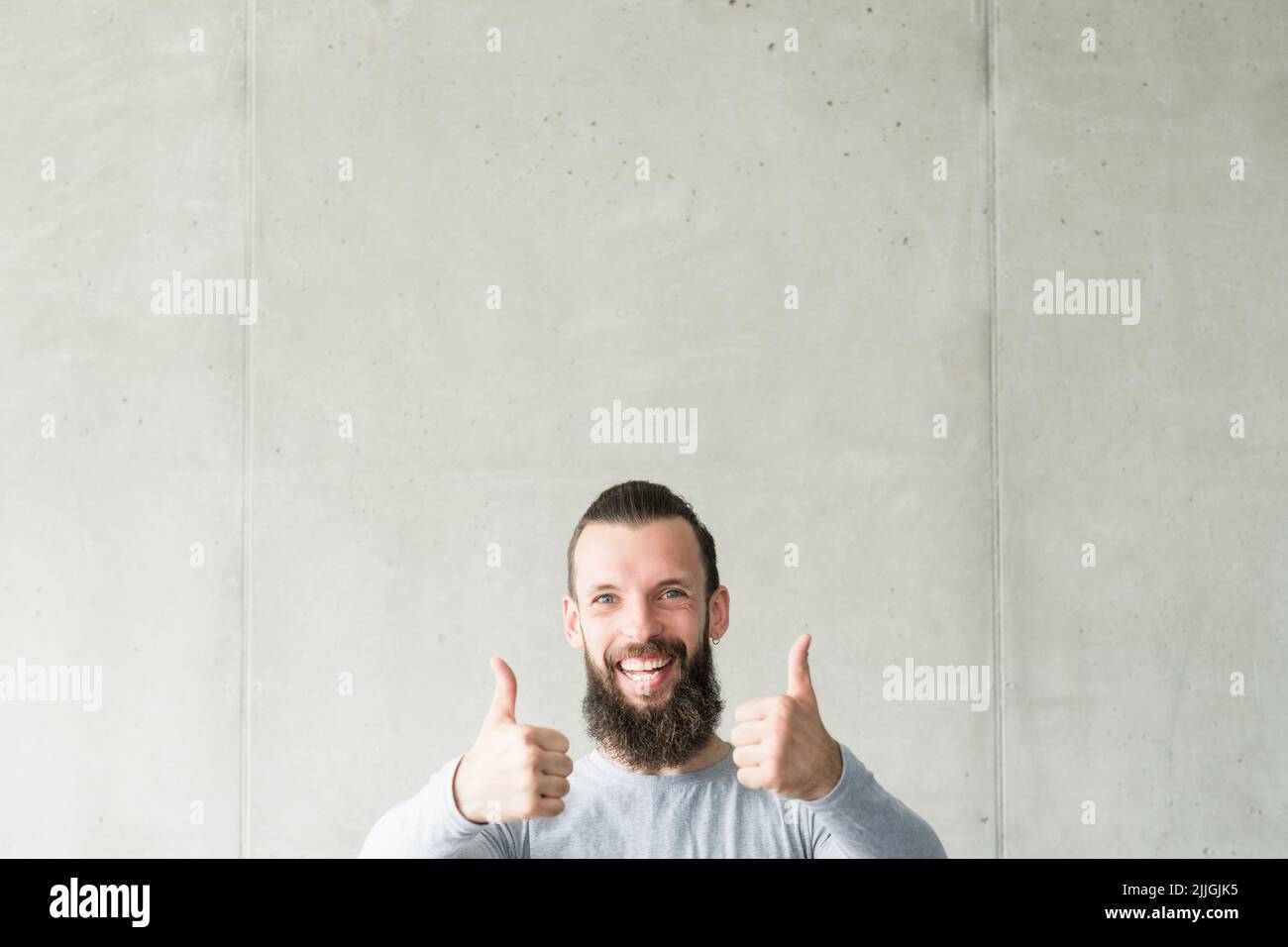 Zustimmen Zustimmen glücklich bärtig Hipster Kerl Daumen nach oben Stockfoto