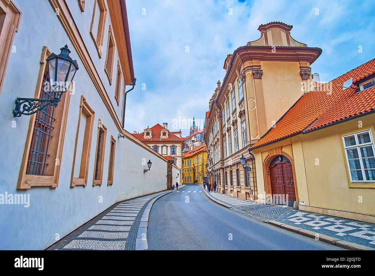 Die Seitenwand und dekorative Details des Kolowrat-Palastes, auf der gegenüberliegenden Seite der Valdstejnska-Straße, Kleinseite, Prag, Tschechische Republik Stockfoto