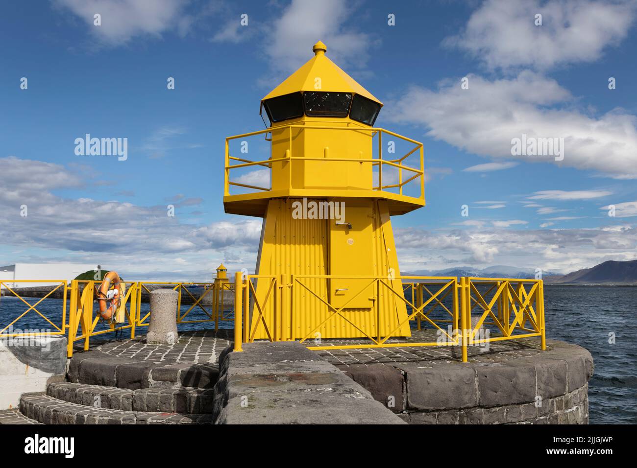 Kleine gelbe Leuchttürme am Eingang zum Hafen von Reykjavik, Island Stockfoto