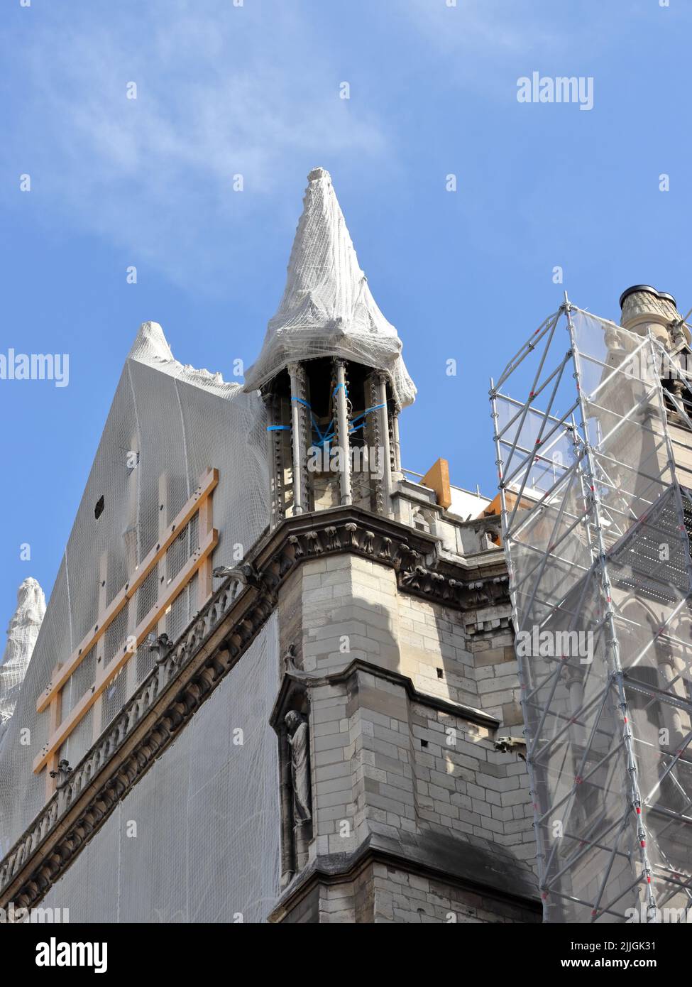 Kathedrale Notre-Dame de Paris, nach dem Brand, unter Wiederaufbau mit Gerüsten Stockfoto