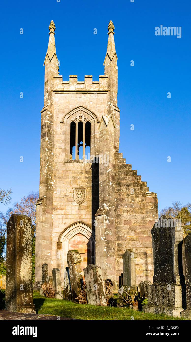 Die alte Cardross-Pfarrkirche mit einem Grabmal-Hut wurde als Denkmal für den Cardross Blitz durch eine Brandvorrichtung und eine hochexplosive Bombe zerstört Stockfoto