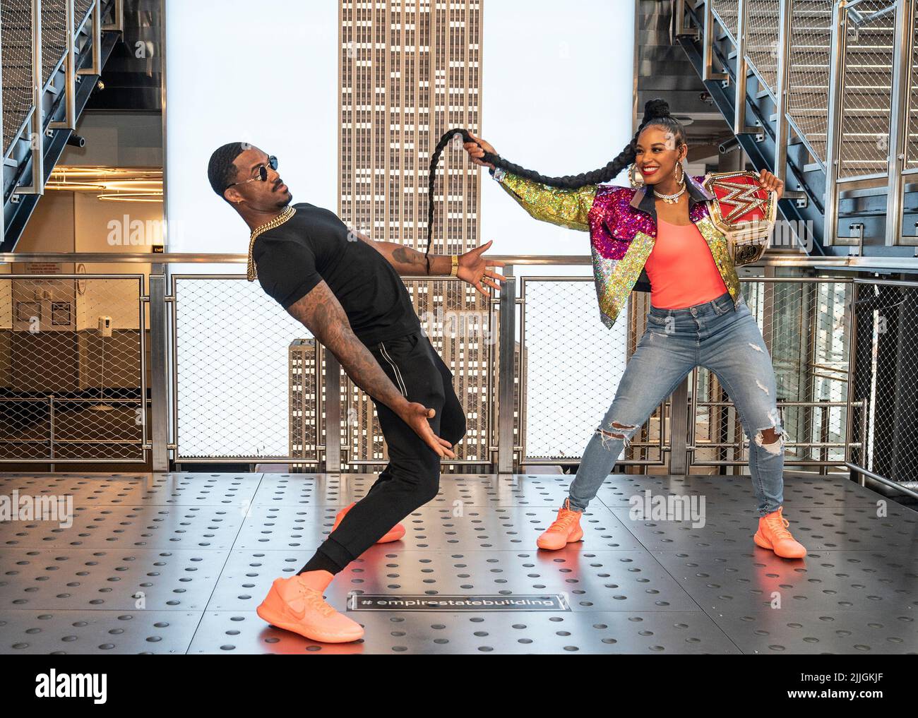 New York, Usa. 25.. Juli 2022. Montez Ford und WWE Raw-Frauenmeisterin Bianca Belair posieren auf einer großen Treppe beim Besuch des Empire State Building (Foto von Lev Radin/Pacific Press) Quelle: Pacific Press Media Production Corp./Alamy Live News Stockfoto