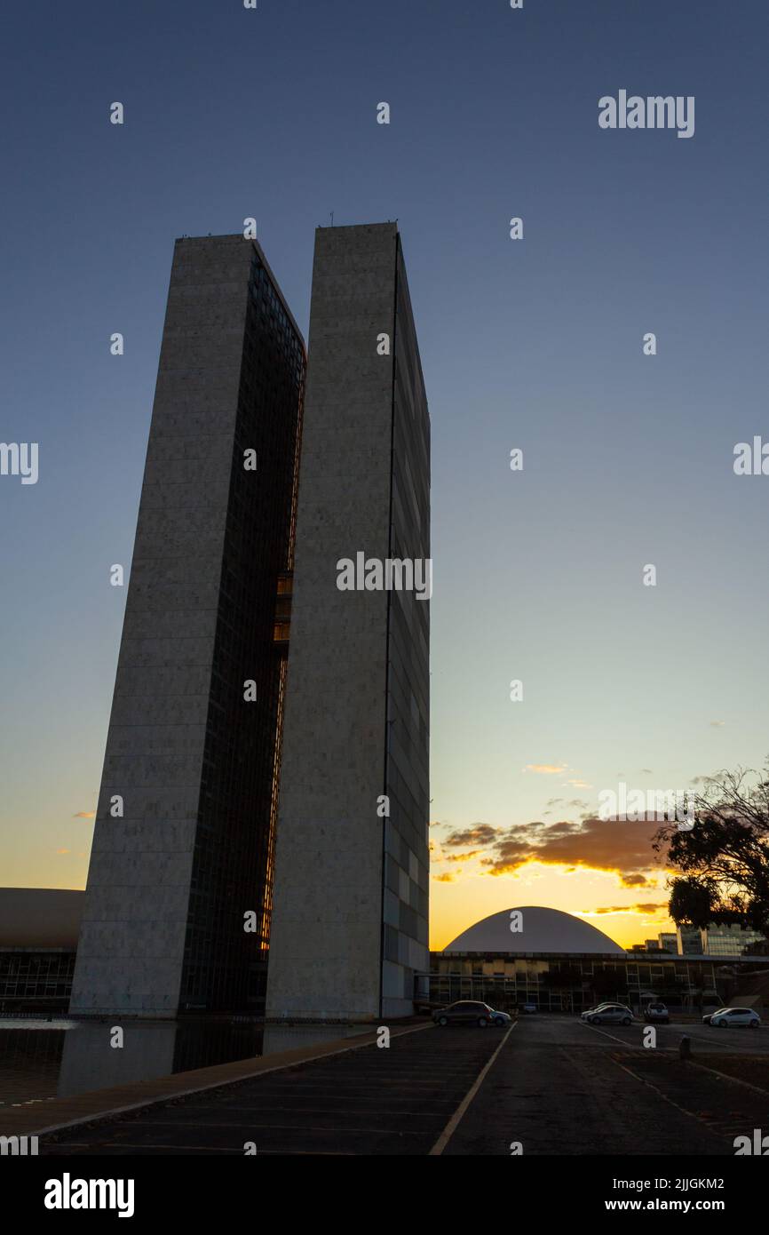 Brasília, Bundesdistrikt, Brasilien – 23. Juli 2022: Brasilia National Congress mit Sonnenuntergang im Hintergrund. Stockfoto