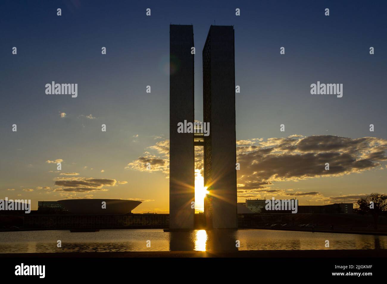 Brasília, Bundesdistrikt, Brasilien – 23. Juli 2022: Brasilia National Congress mit Sonnenuntergang im Hintergrund. Stockfoto