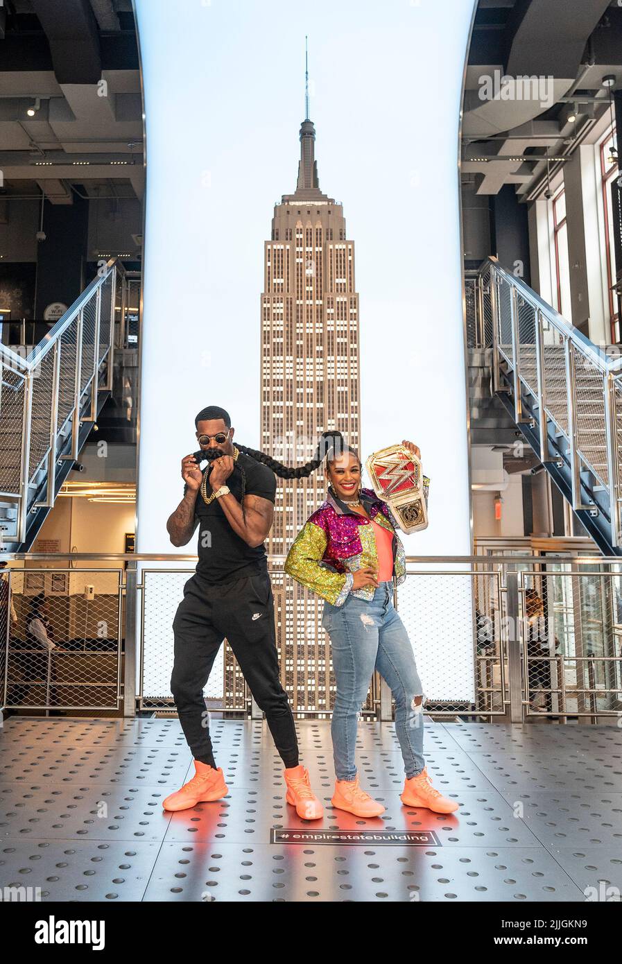 New York, Usa. 25.. Juli 2022. Montez Ford und WWE Raw-Frauenmeisterin Bianca Belair posieren auf einer großen Treppe beim Besuch des Empire State Building (Foto von Lev Radin/Pacific Press) Quelle: Pacific Press Media Production Corp./Alamy Live News Stockfoto