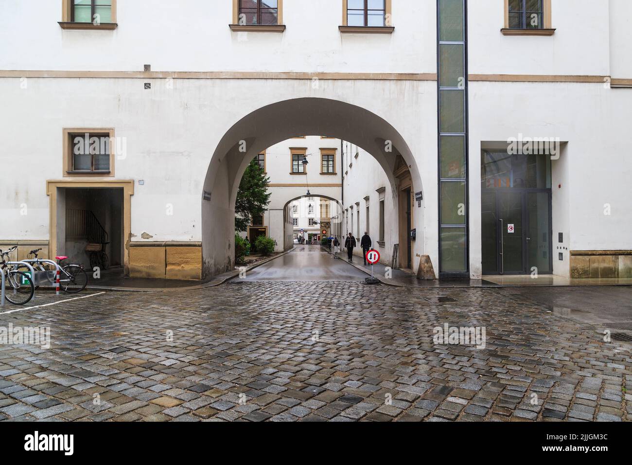 WIEN, ÖSTERREICH - 22. MAI 2019: Dies ist eine der Straßen der Innenstadt mit gewölbten Durchgängen durch die Innenhöfe. Stockfoto