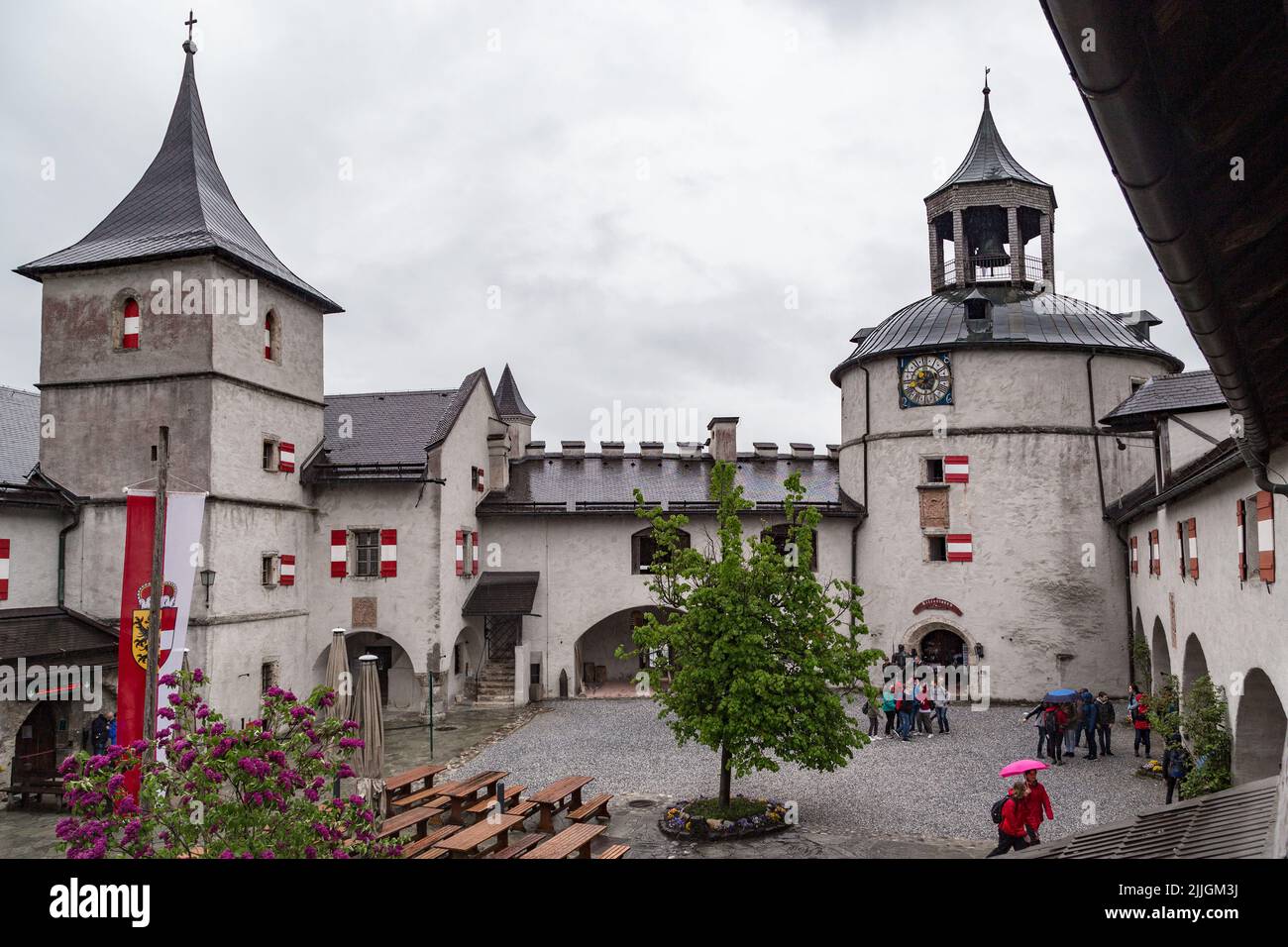 WERFEN, ÖSTERREICH - 20. MAI 2019: Dies ist der Hof der Zitadelle der Burg Hohenwerfen mit der Kapelle St. Sigismund und dem Turm von Foltr Stockfoto