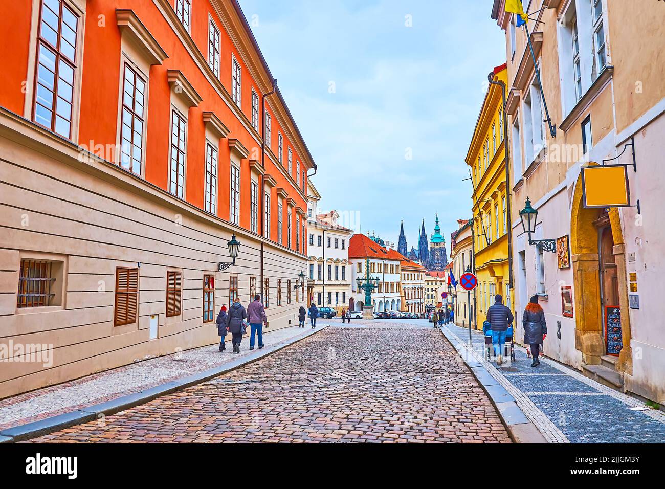 Gehen Sie die historische Loretanska Straße entlang mit Blick auf die hohen gotischen Türme der St. Veitskathedrale im Hintergrund, Hradcany, Prag, Tschechische Republik Stockfoto