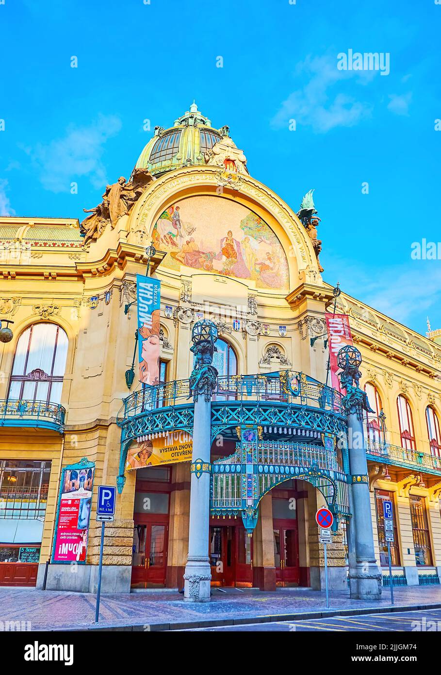 PRAG, TSCHECHISCHE REPUBLIK - 6. MÄRZ 2022: Die Fassade des barocken Gemeindehauses (Smetana-Saal) mit prunkvollem Eingangstor und Mosaikplatte, am 6. März in Stockfoto