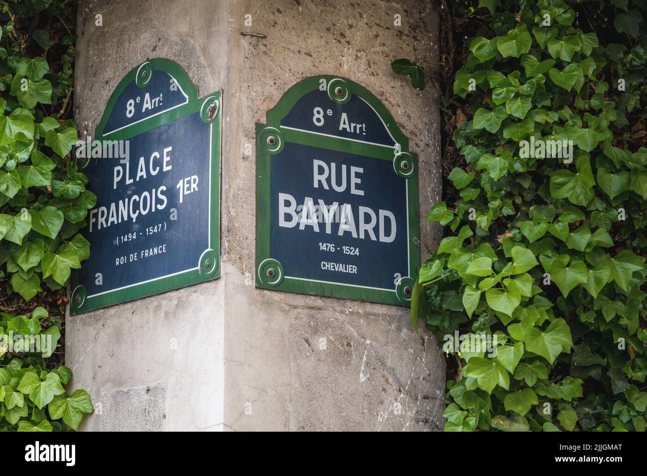 Klassisches Straßenschild in den Straßen von Paris. Stockfoto