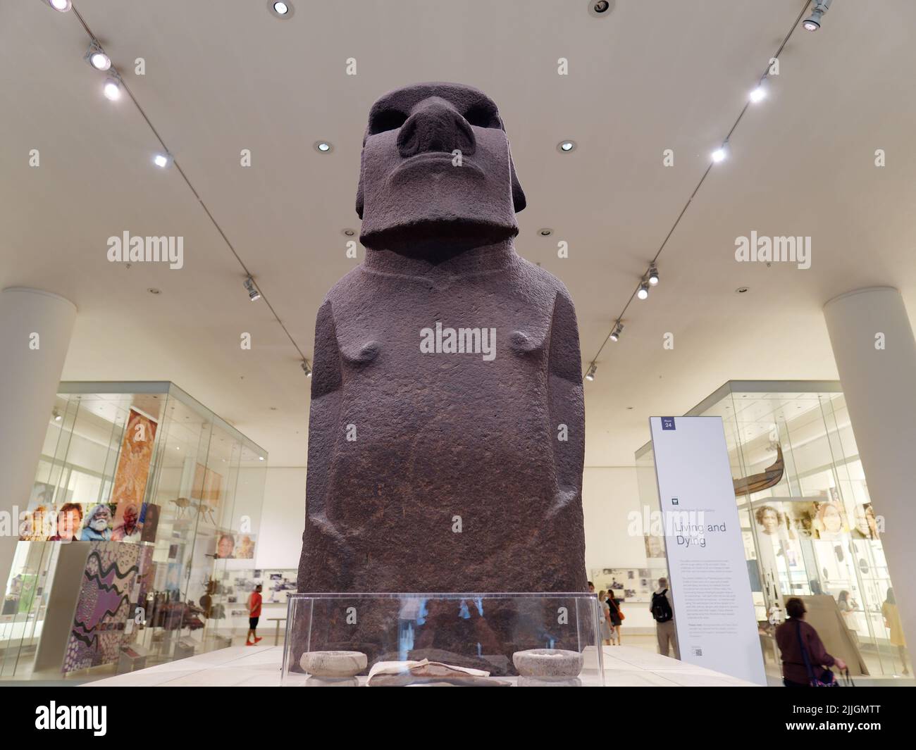 London, Greater London, England, Juni 22 2022: Moai Figur von der Osterinsel im British Museum. Stockfoto