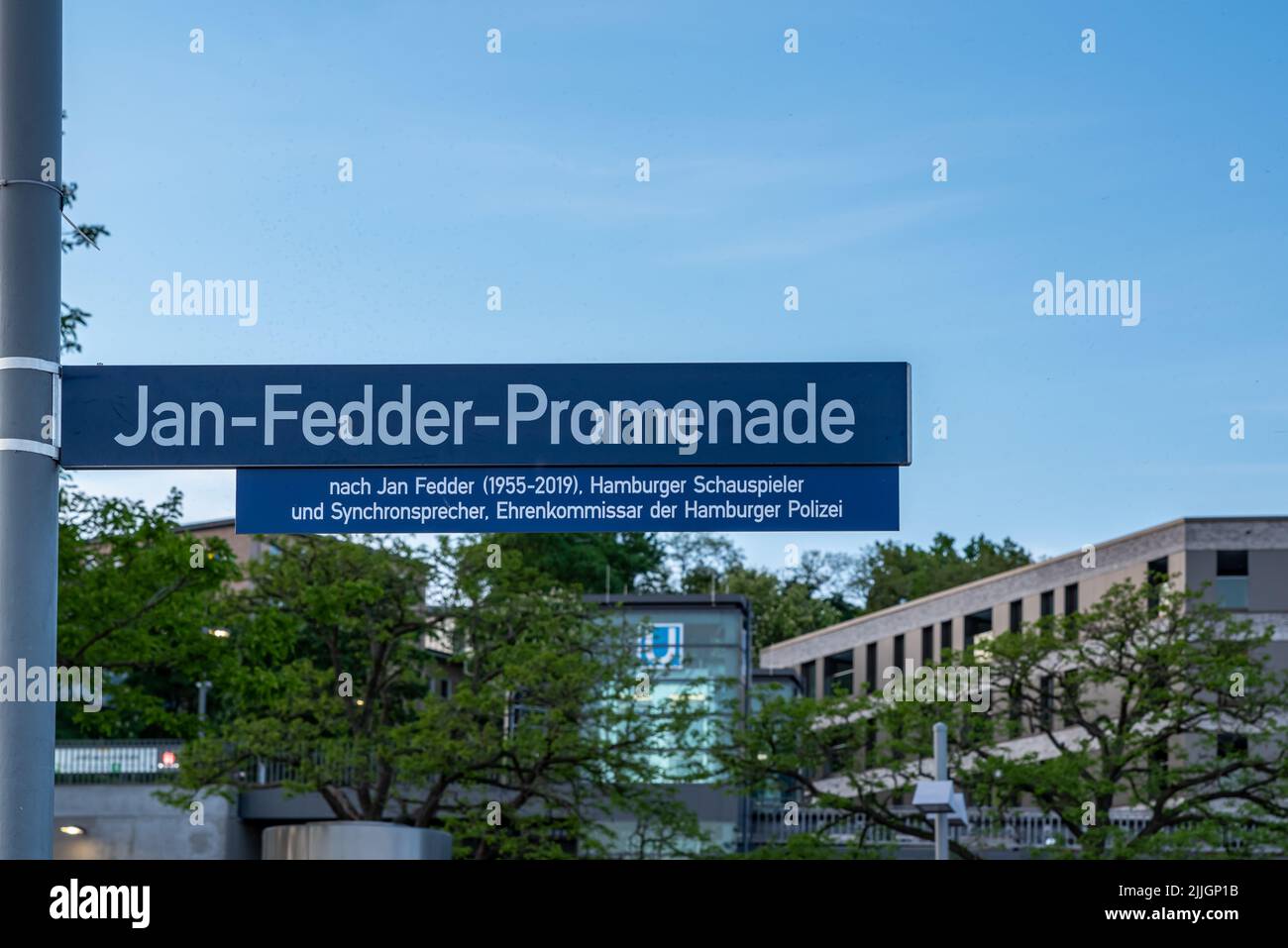 Hamburg, Deutschland - 05 15 2022: Straßenschild im Hamburger Hafen Jan-Fedder-Promenade zu Ehren des 2019 verstorbenen Hamburger Schauspielers Jan Fedder. Stockfoto