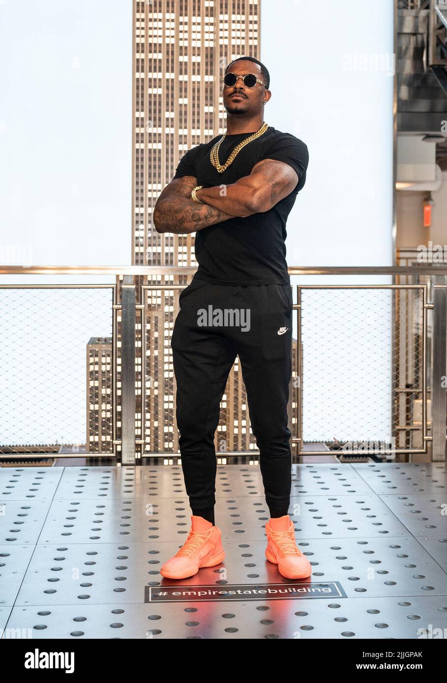 25. Juli 2022, New York, New York, USA: Montez Ford posiert auf einer großen Treppe während des Besuchs des Empire State Building (Bildquelle: © Lev Radin/Pacific Press via ZUMA Press Wire) Stockfoto