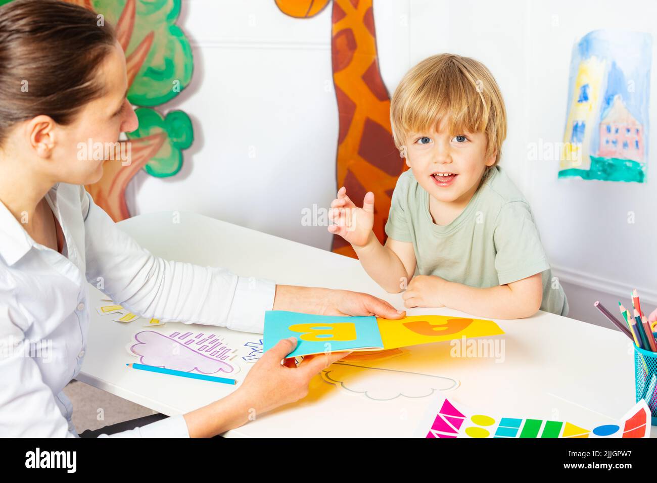 Der Junge der frühen Entwicklungsklasse lernt im Kindergarten Briefe Stockfoto