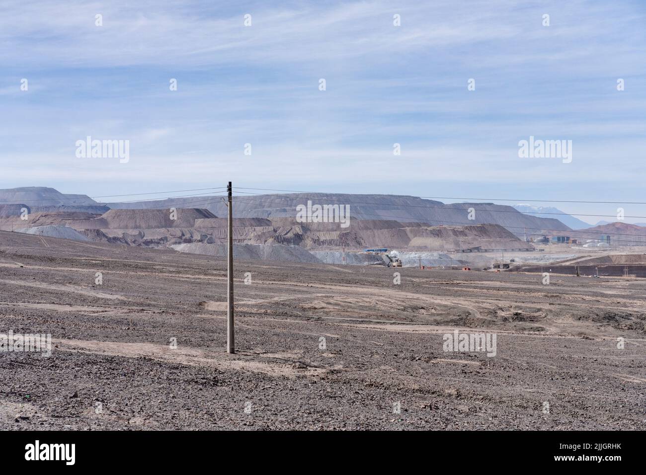 Gigantischer Minenrückstände stapeln sich bei einer Kupfermine im Tagebau in Chuquicamata, Chile. Stockfoto