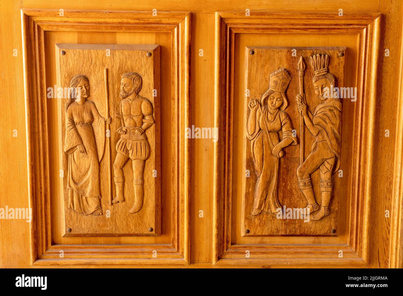 Geschnitzte Holztür, die die Legende von La Tirana in der Kirche unserer Lieben Frau von Carmen in La Tirana, Chile darstellt. Stockfoto