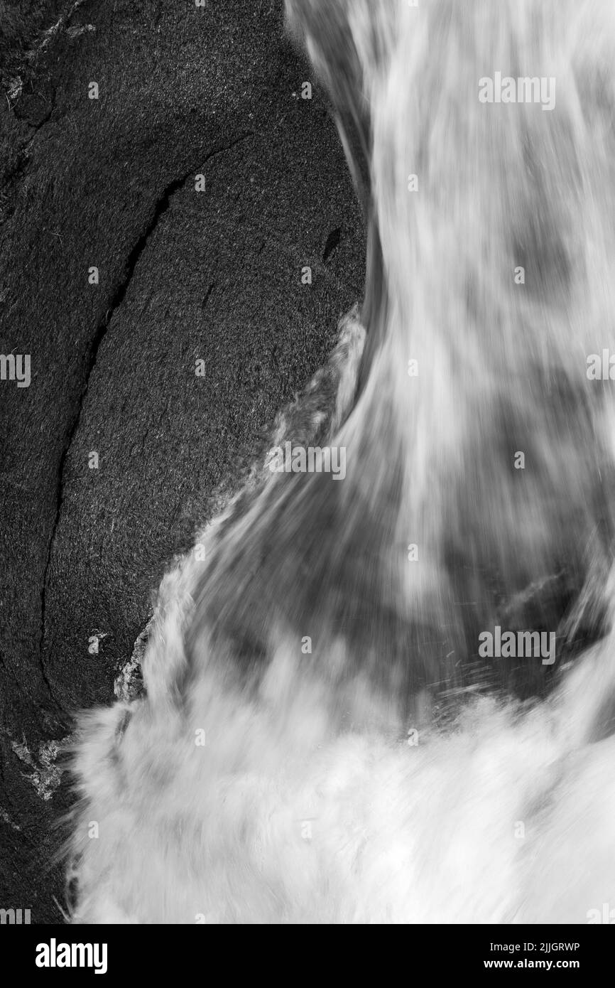Fließendes Wasser der Krimmler Wasserfälle. Felsen und Wasser. Österreichische Alpen. Europa. Bildende Kunst in Schwarz und Weiß. Stockfoto