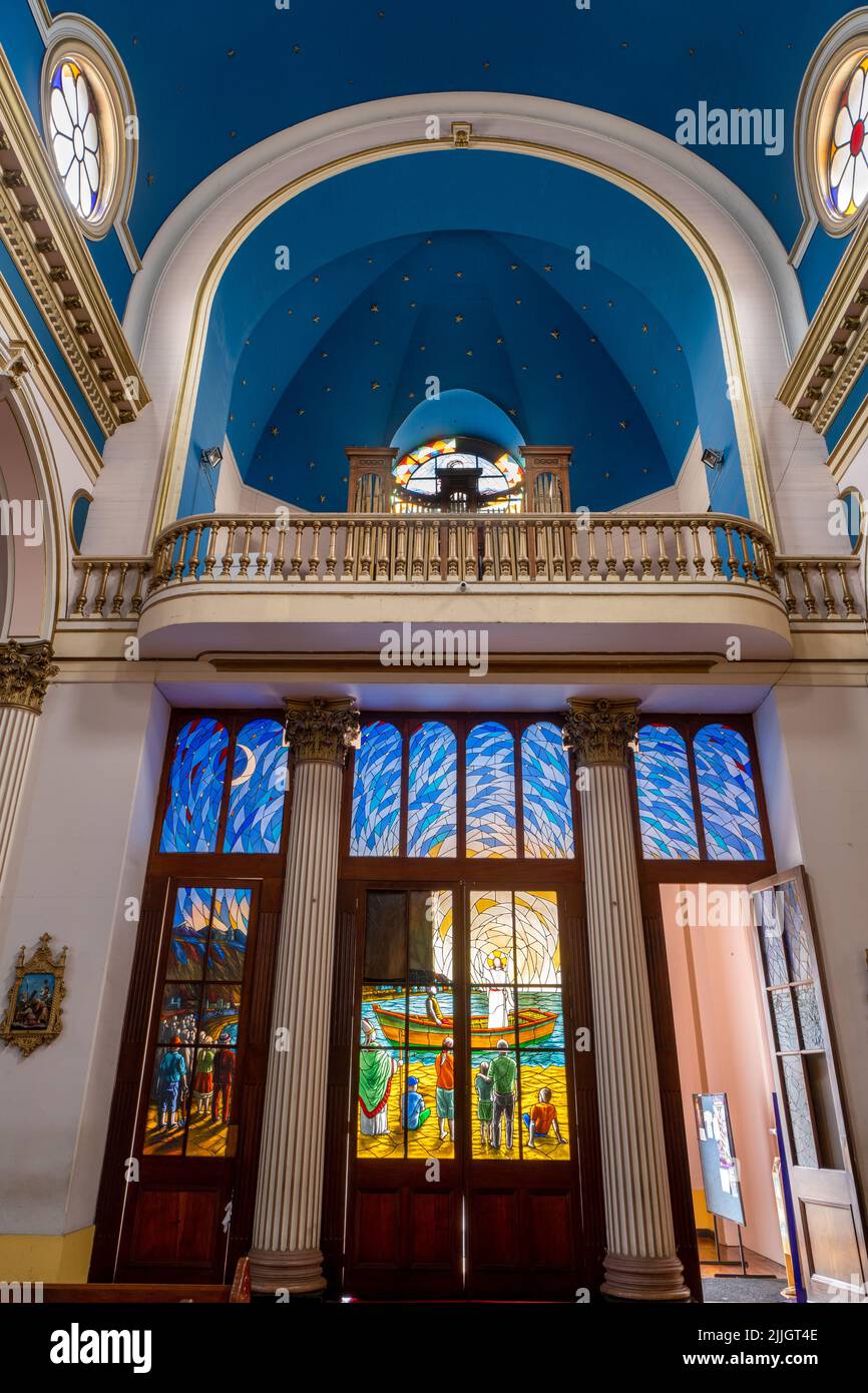 Eingang und Orgelloft der Kathedrale der Unbefleckten Empfängnis oder der Kathedrale von Iquique in Iquique, Chile. Stockfoto