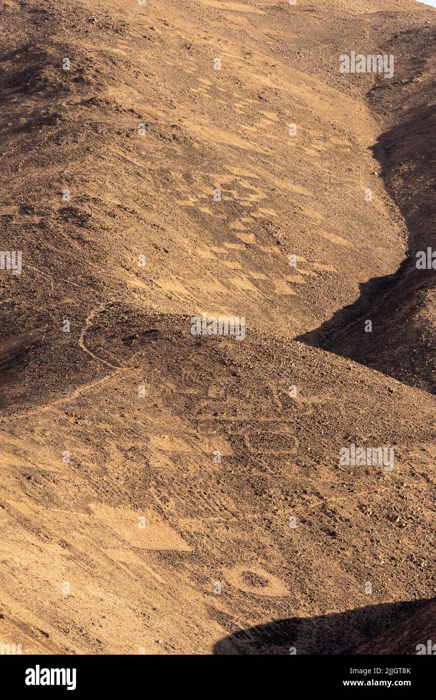 Die Cerros Pintados-Geoglyphen wurden zwischen 700 und 1500 n. Chr. in der Atacama-Wüste im Norden Chiles erstellt. Sie zeigen stilisierte Figuren von Menschen, Ani Stockfoto