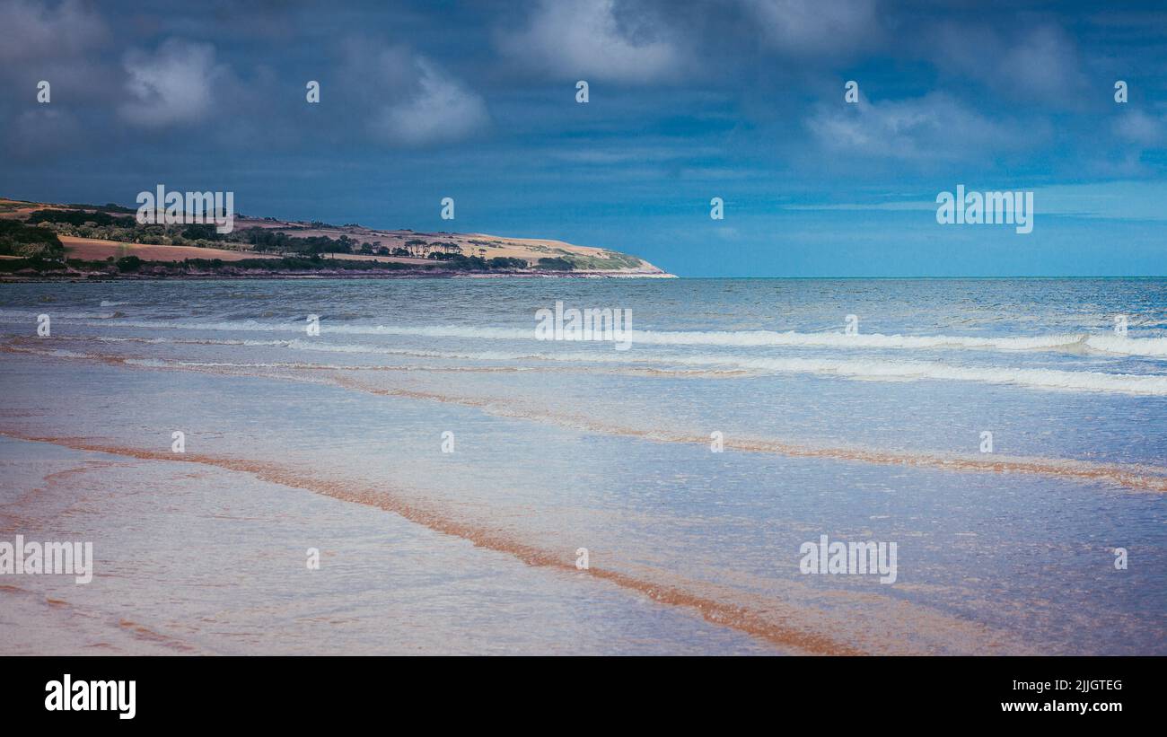 Die Bucht im Dorf Moelfre am Anglesey North Wales vom Anglesey Coastal Path aus gesehen Stockfoto