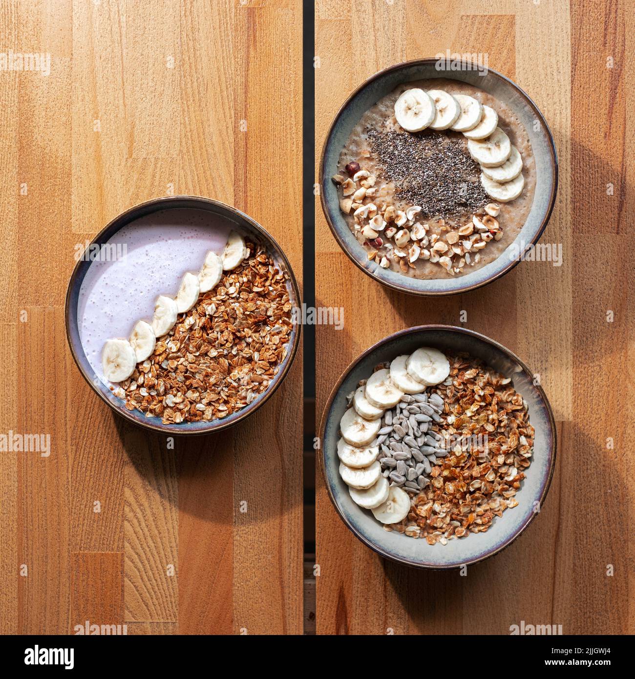 Von oben aus hat man einen Blick auf die Müslischalen - gesunde Frühstücksoptionen Stockfoto