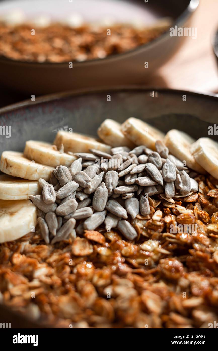 Die vertikale Ansicht von Schalen mit Müsli - gesundes Frühstück Option Stockfoto