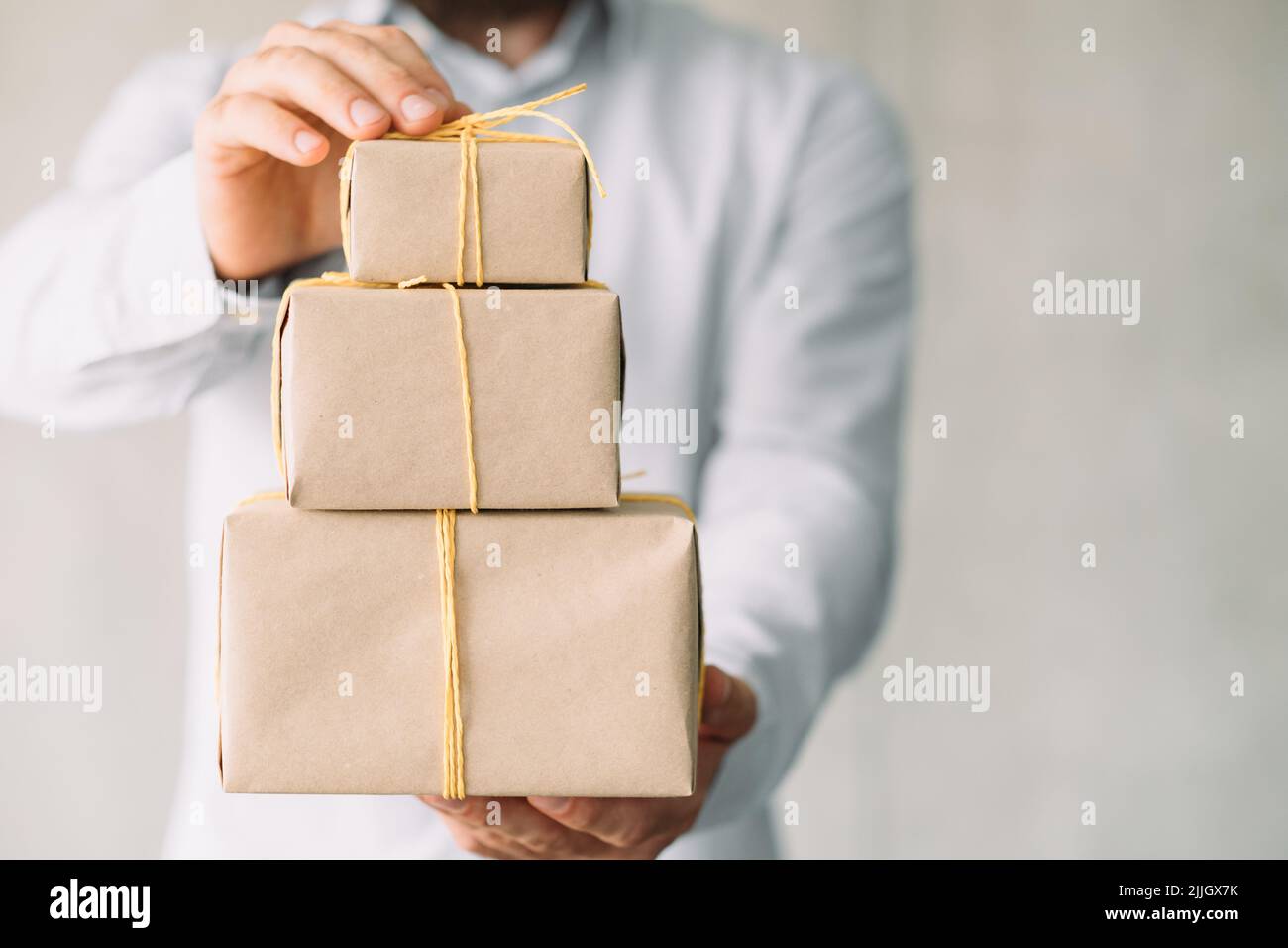 Mann bietet verpackte Box Lieferung Online-Kauf Stockfoto