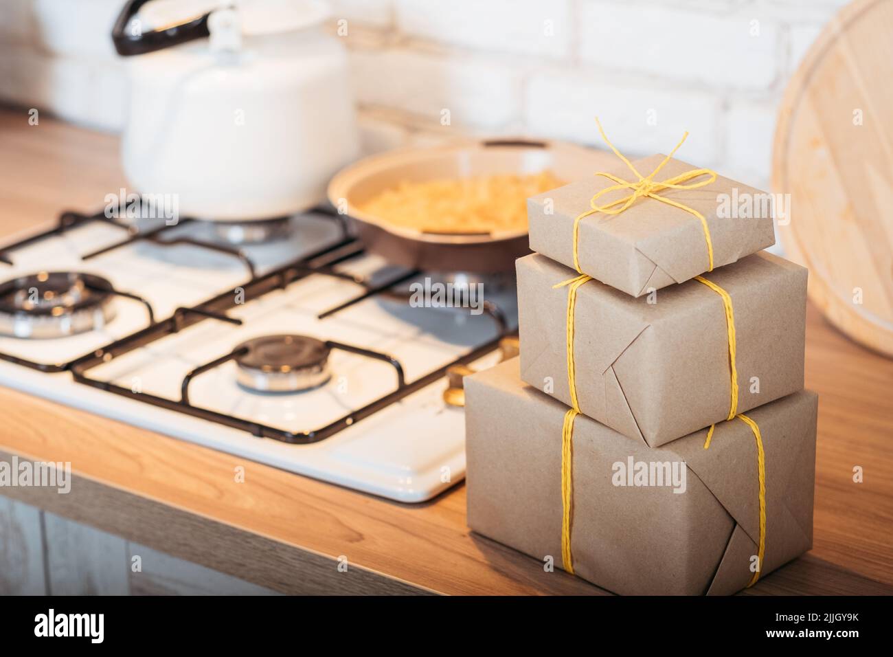 Hausgemachte Lebensmittel Lieferung rustikale handgemachte Geschenkboxen Stockfoto