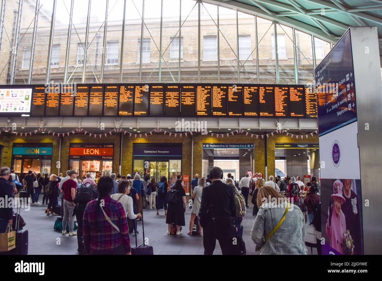 London, Großbritannien. 26.. Juli 2022. Am Tag vor dem nationalen Eisenbahnstreik warten die Fahrgäste am Bahnhof King's Cross auf Zuginformationen, da die Streiks über Bezahlung und Arbeitsbedingungen andauern. Schäden an den oben liegenden Elektrokabeln verursachten eine erhebliche Unterbrechung des Zugdienstes zum und vom Bahnhof. Kredit: Vuk Valcic/Alamy Live Nachrichten Stockfoto