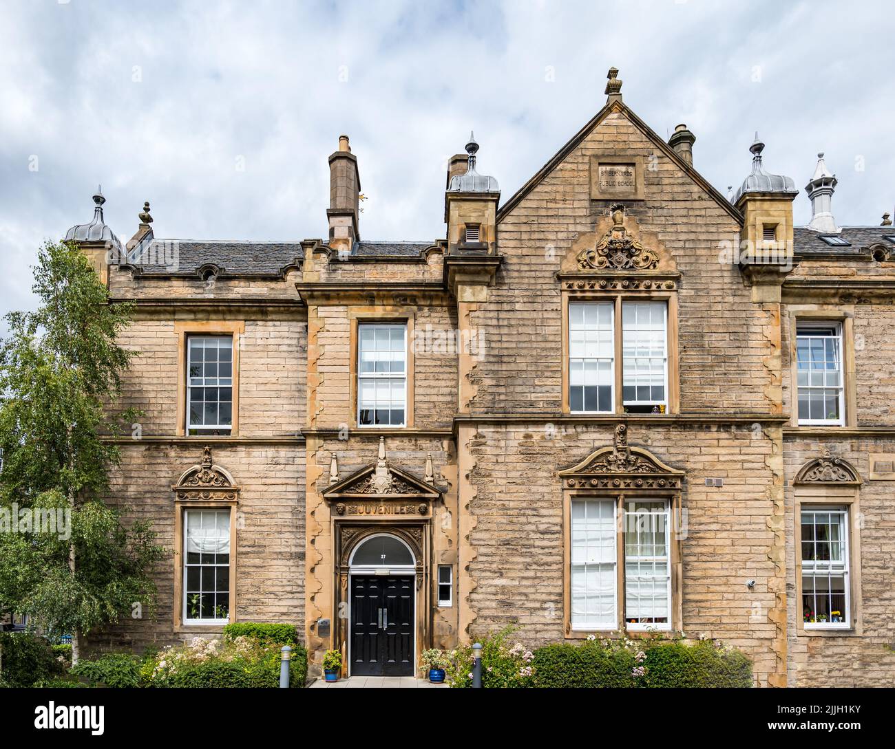 Viktorianisches Grundschulgebäude, das in Wohnungen umgewandelt wurde, St Bernard's, Dean Street, Edinburgh, Schottland, VEREINIGTES KÖNIGREICH Stockfoto