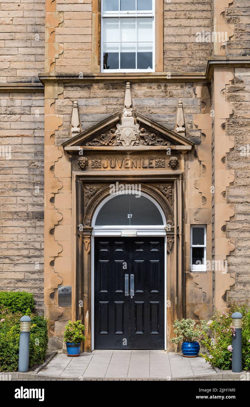 Jugendlicher Eingang des viktorianischen Gebäudes, St. Bernard's Grundschule, Dean Street, Edinburgh, Schottland, Großbritannien Stockfoto