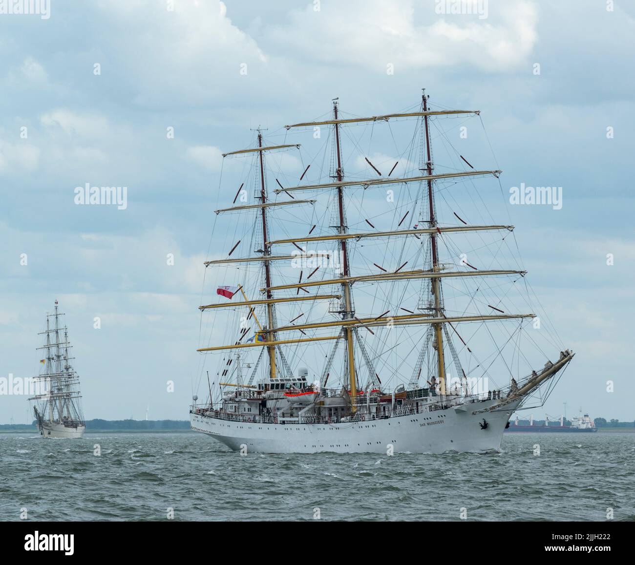 Große Schiffe Rennen 2022. Das polnische dar Mlodziezy an der westlichen Schelde-Mündung (Niederlande) auf dem Weg von Antwerpen (Belgien) nach Aalborg (Dänemark) Stockfoto