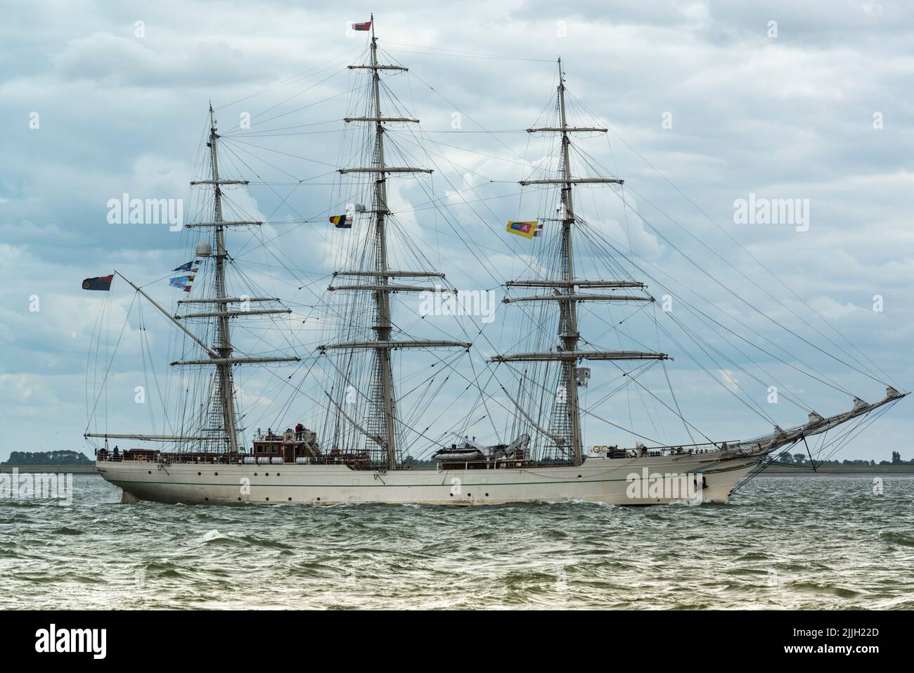 Große Schiffe Rennen 2022. Omani Shabab Oman II. An der westlichen Schelde-Mündung (Niederlande) auf dem Weg von Antwerpen (Belgien) nach Aalborg (Dänemark) Stockfoto