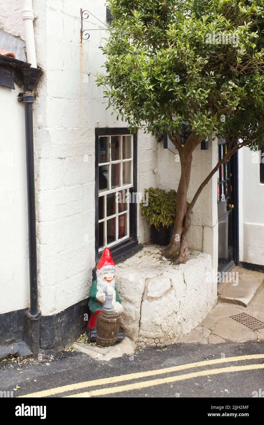 Vor dem Laurel Inn in Robin Hood's Bay kann man einen Biertrinker sehen Stockfoto