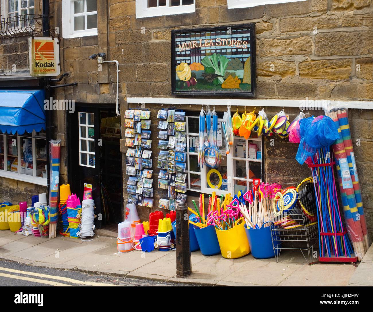 Postkarten und Strandartikel vor dem Laden in Robin Hood's Bay Stockfoto