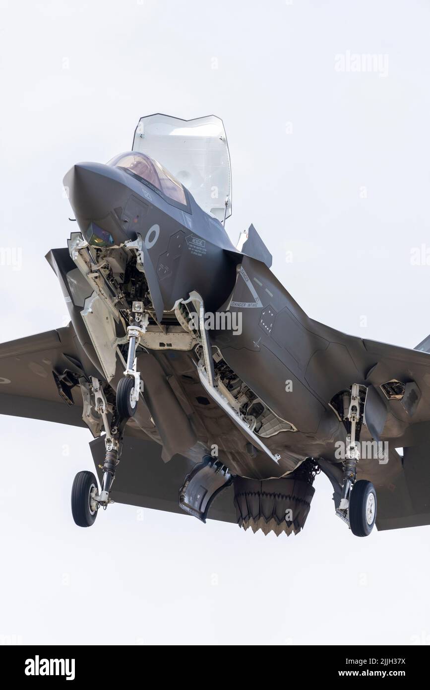 RAF Lockheed Martin F-35B Lightning II auf der Royal International Air Tattoo Airshow, RAF Fairford, Großbritannien. Schwebend mit geöffneten Türen und nach unten gedüsender Düse Stockfoto